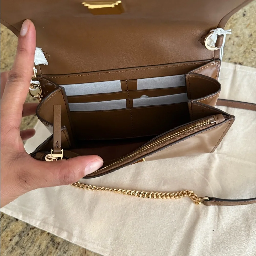 New tory burch ❤️‍🔥 Emerson PATENT CHAIN WALLE RICH WALNUT
